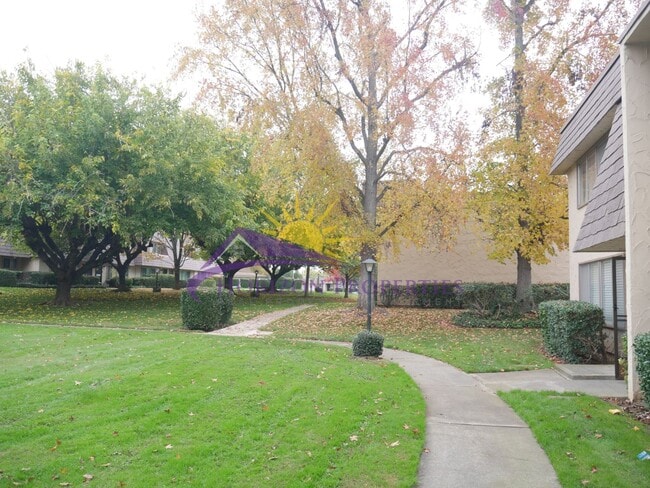 Foto del edificio - 3 Bed 2.5 Bath 1,380 sqft Townhome in Carmichael