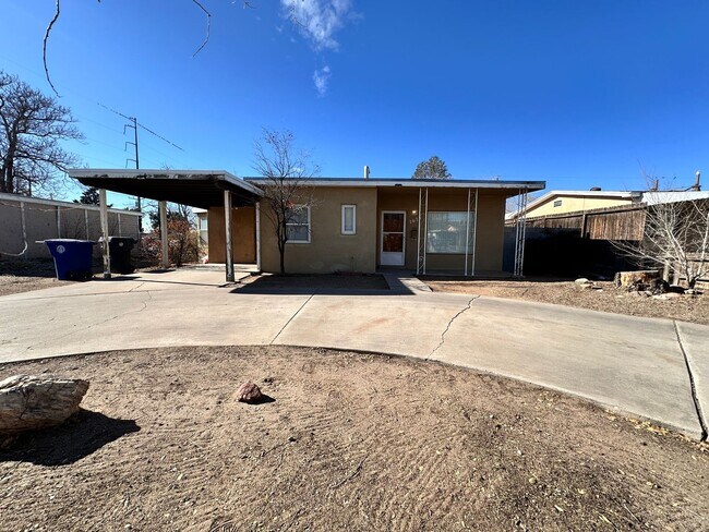 Building Photo - 3 Bedroom 2 Bathroom with Covered Parking ...