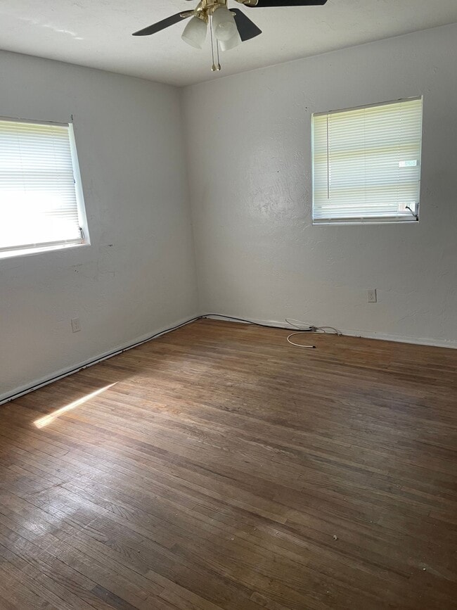 Building Photo - 1/2 Duplex Near Downtown Deland and Stetso...