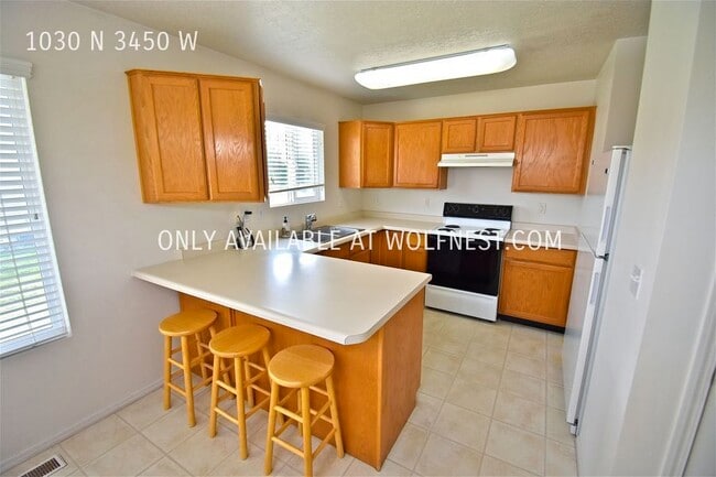 Building Photo - Beautiful 4 Bedroom Layton Home! No Deposi...