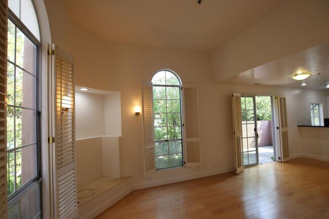 Building Photo - 128 Cuesta Dr