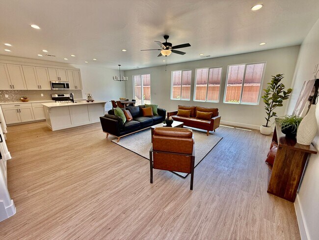 Building Photo - BRAND NEW Four Bedroom Townhome in Desert ...
