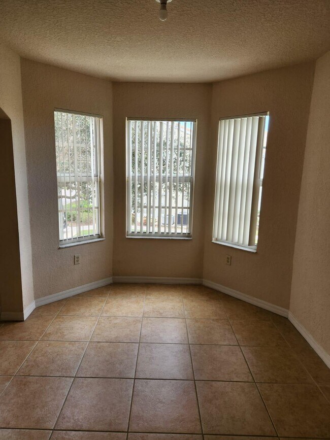 Foto del edificio - 130 SW Peacock Blvd