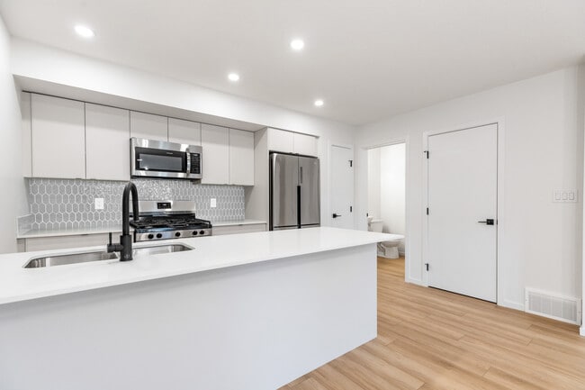 Photo du bâtiment - 12327-12107 107 St NW