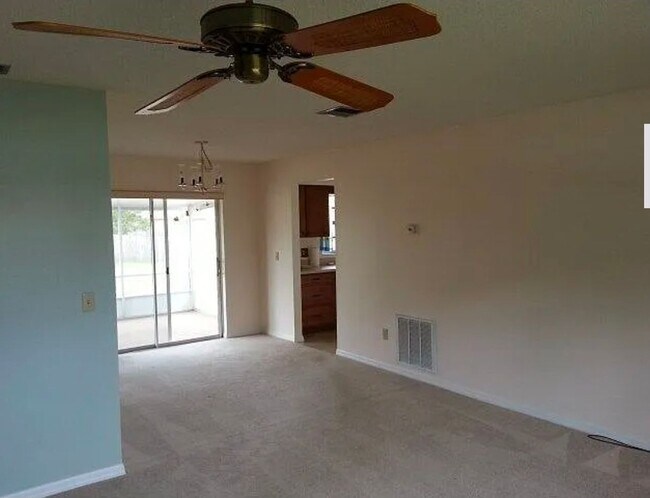 Foto del edificio - CUTE & COZY!  2 BEDROOM / 2 BATH / 2 CAR GARAGE W/ HUGE YARD (DELTONA)