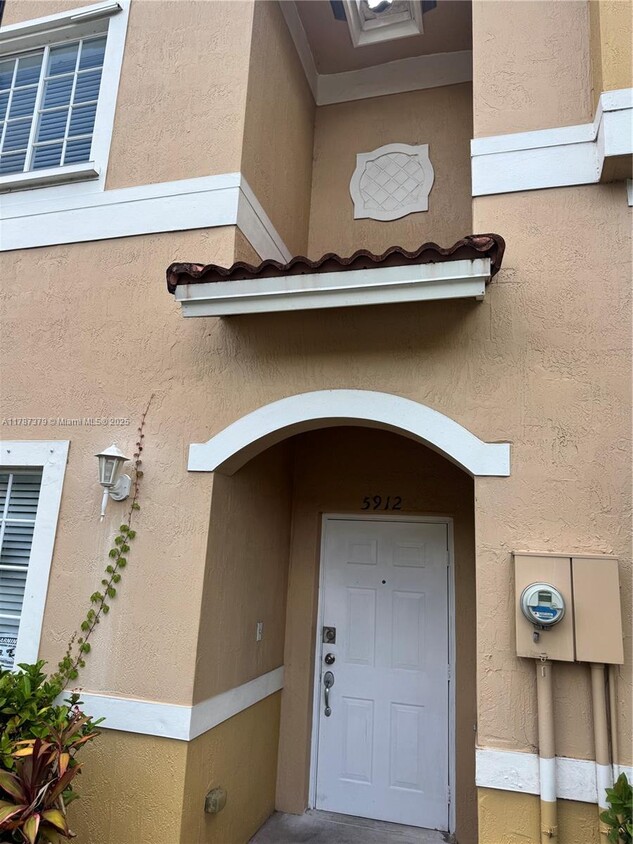 Foto principal - 5912 Riverside Ave