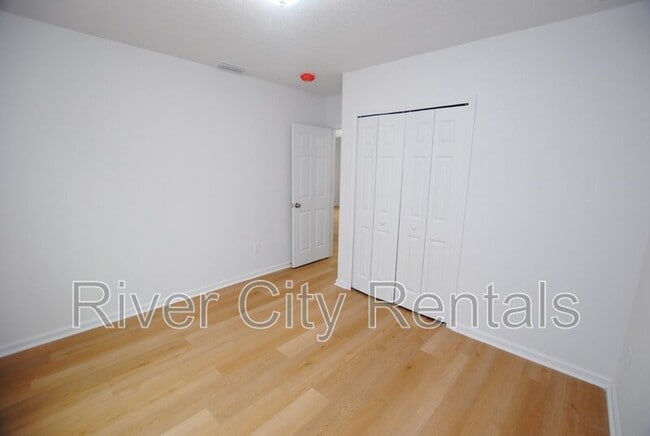 Building Photo - 5625 Overlook Dr E