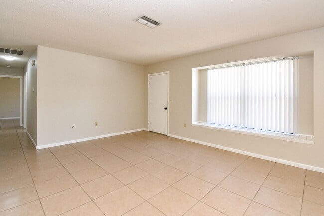 Building Photo - 27 Sapphire Run