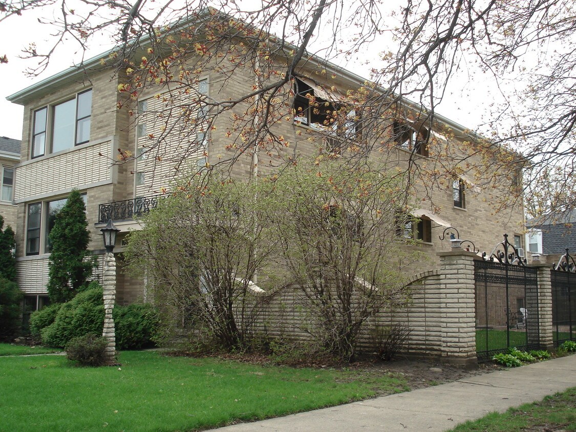 Primary Photo - 10625 W Cermak Rd
