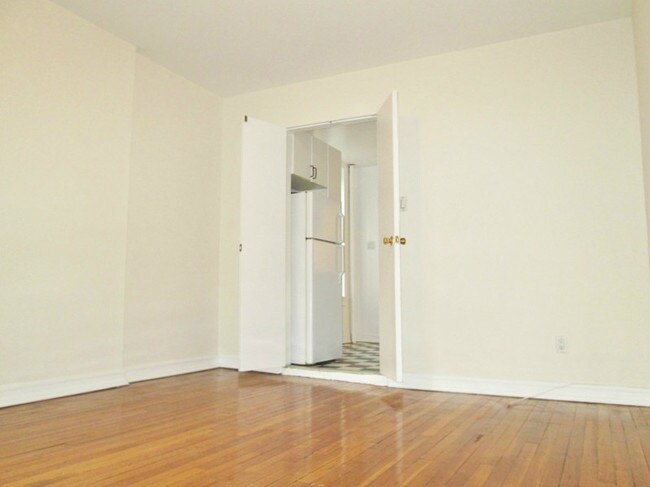 Building Photo - 400 E 91st St