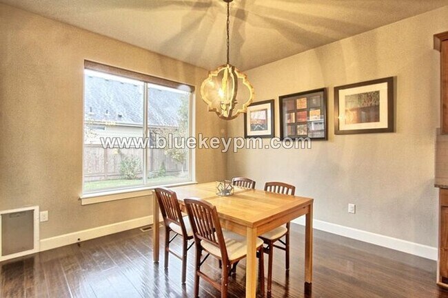 Building Photo - 4 Bed, 2.5 Baths Home in Orchards