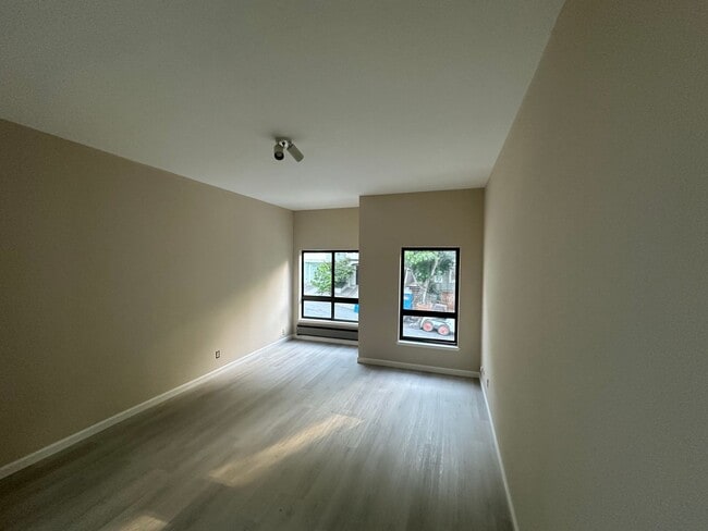 Building Photo - 058