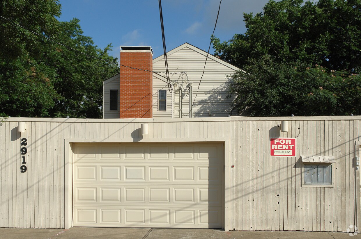 Building Photo - 2919 Lucas Dr