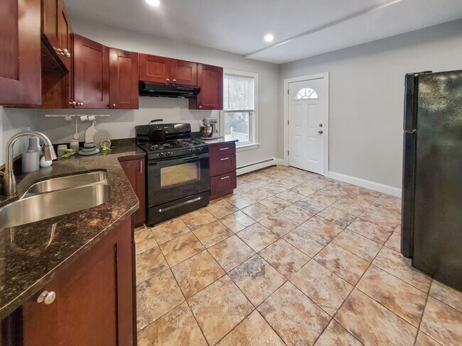 Foto del edificio - $3795 - Modern Jamaica Plain 3bed / 1bath available 9/1/2026