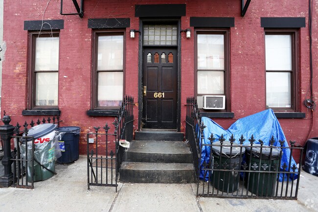 Building Photo - 661 Henry St