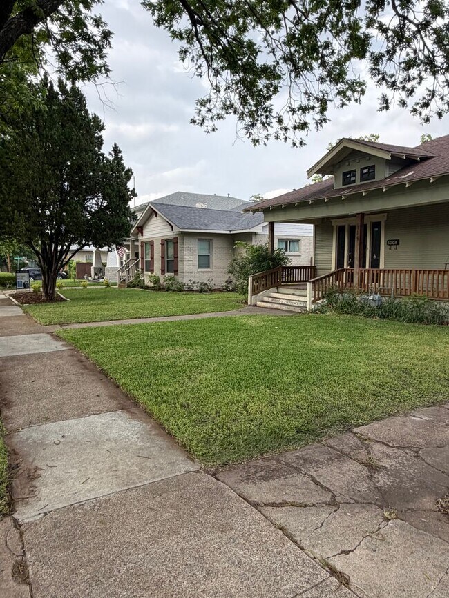 Foto del edificio - Stylish 2/2 Bungalow with Modern Kitchen & Spacious Backyard