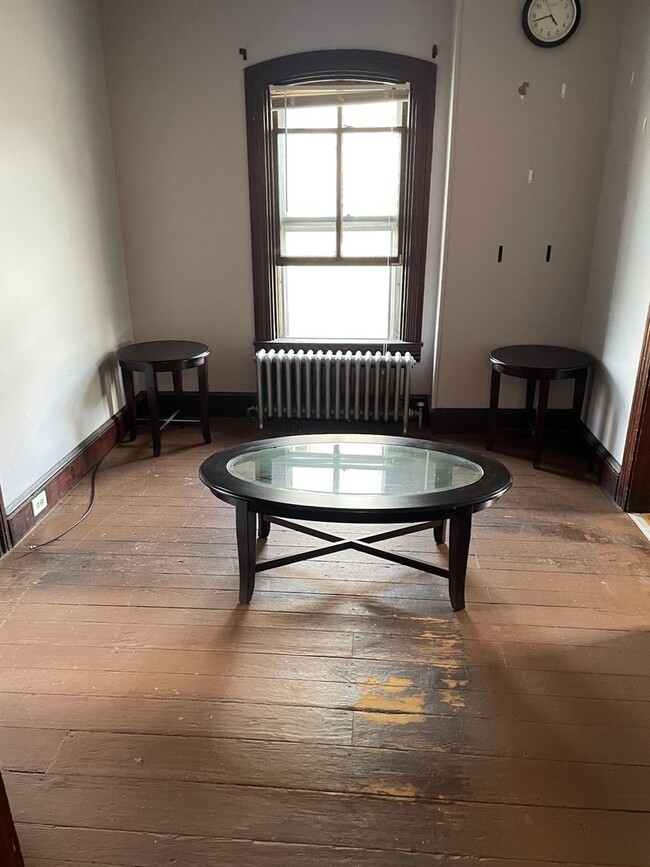 Foto del edificio - 230 W James St