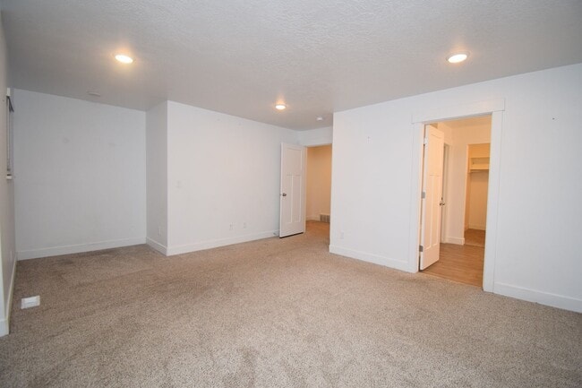 Foto del edificio - Beautiful 4 Bed Eagle Mountain Home, Near Parks & Paths!!