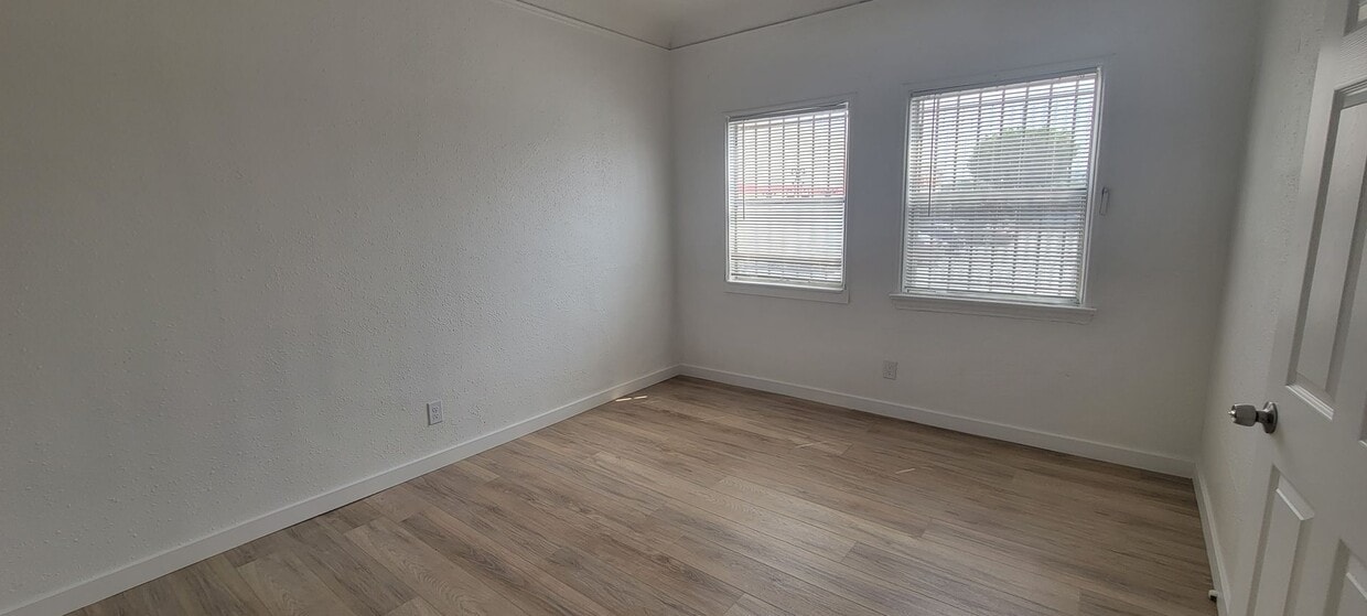 Building Photo - 1120 Amalia Ave