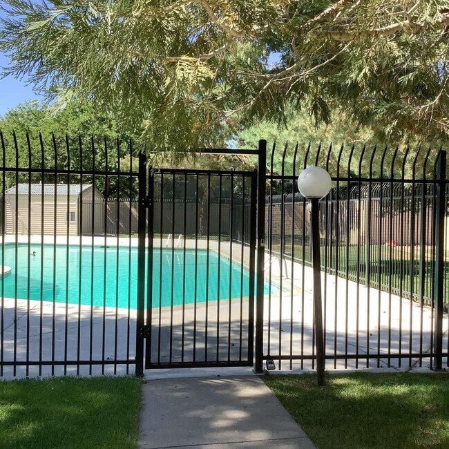 Foto del edificio - 2336 Roundhouse Rd