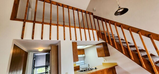 Building Photo - Spacious 2Bd 1.5 Ba Townhome with Loft