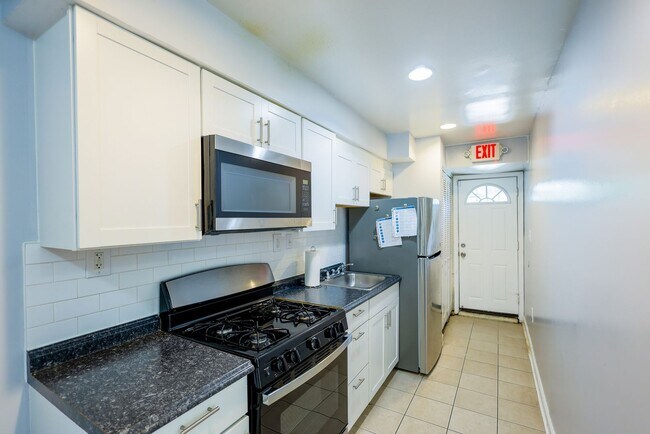 Foto del edificio - Charming 2 BR/1 BA Apartment in Deanwood –...
