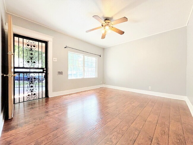 Building Photo - 2511 Ganahl St