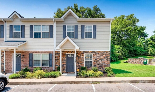 Building Photo - 2027 Pinecrest Dr