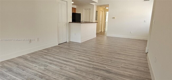 Foto del edificio - 5860 W Sample Rd