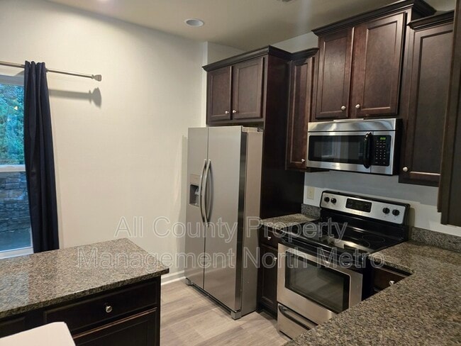 Building Photo - 417 Village View