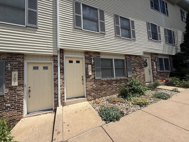 Building Photo - Secluded Two Bedroom Townhome Minutes from...