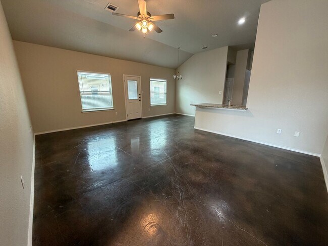 Building Photo - Luxury 3/2 Duplex in Seguin, Texas