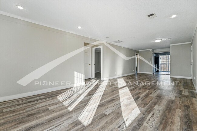 Foto del edificio - Spacious 3-Bedroom Home with Modern Features and Private Yard
