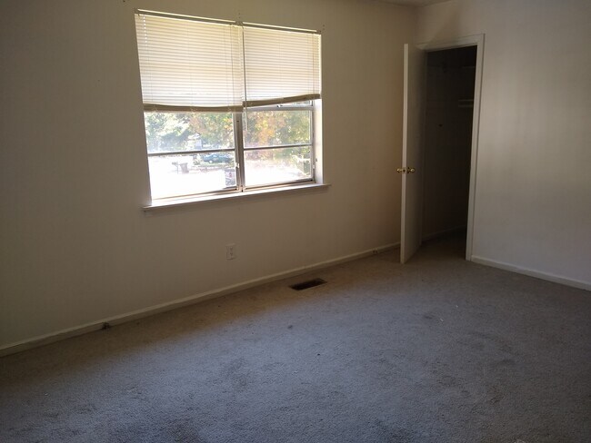 Building Photo - 102 Rainbow Ct