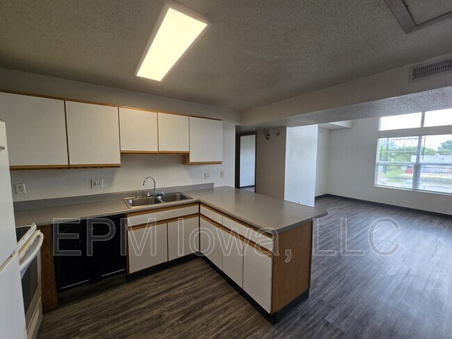 Building Photo - 60 Miller Ave SW