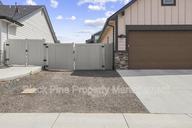 Building Photo - 7634 Wagons W Ave