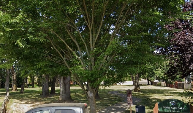 White Oak City Park - 623 N Oak Hollow Dr