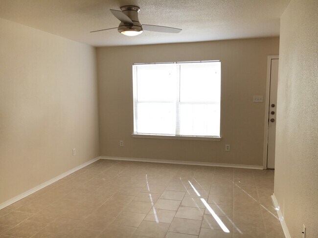 Foto del edificio - 2 WEEKS FREE RENT!!!! $795 PRICE IMPROVEMENT!!!!!