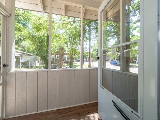 Foto del edificio - Oversized Renovated Downtown Cottage