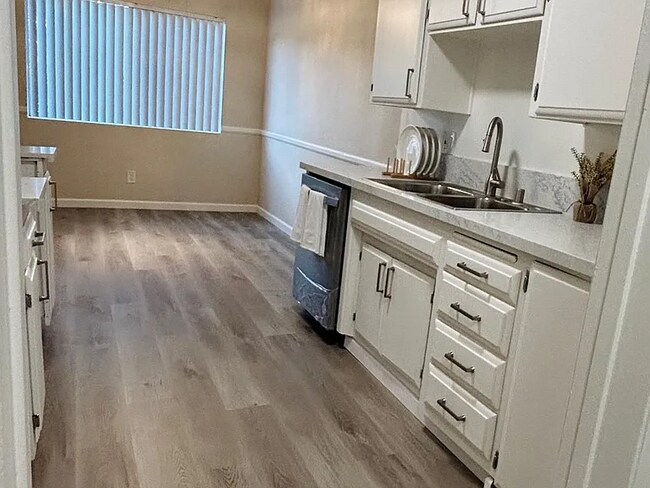 Building Photo - 220 E Live Oak St