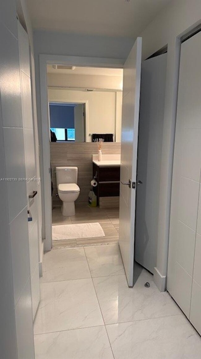 Foto del edificio - 301 Altara Ave