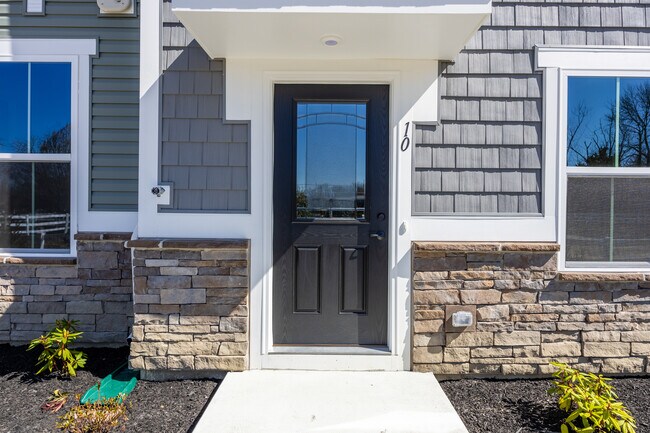 Building Photo - 10 Sidney Ln