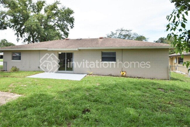 Foto del edificio - 133 Hidden Lake Dr