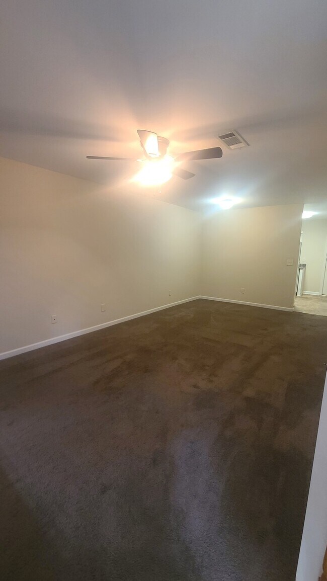 Foto del edificio - 2/1.5 End Unit Townhome close to downtown ...