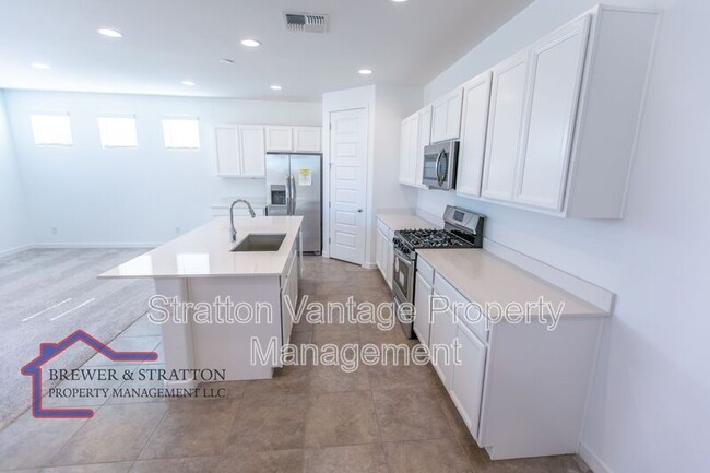Building Photo - 9131 W Glenrosa Ave