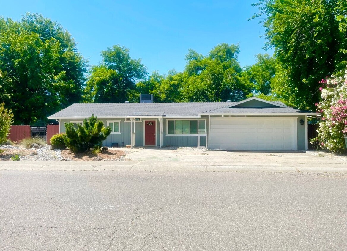 Foto principal - Check out this Charming Home w/ Upgrades!!