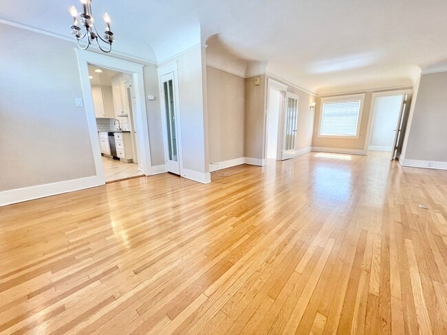 Building Photo - Sun-Drenched Top Floor 3BD in the Heart of Belmont Heights | Garage Included