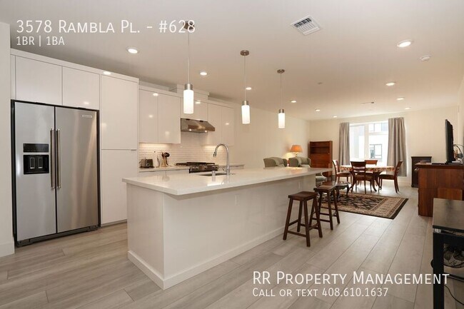 Building Photo - Luxury Condo in Excellent Central Location!