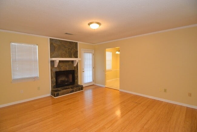 Building Photo - 515 Ridgewood Dr