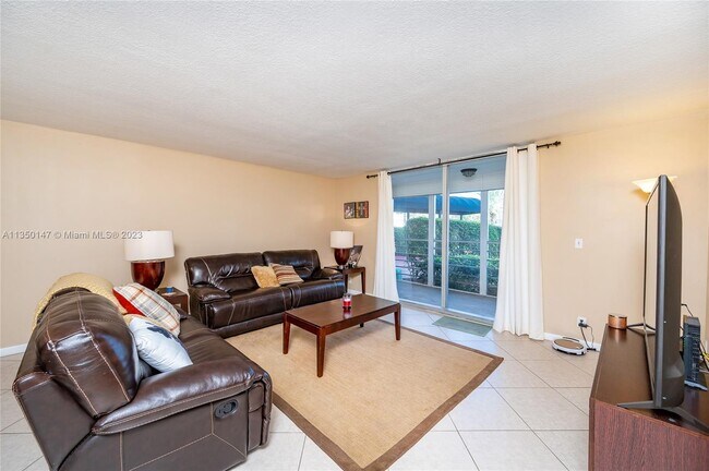 Foto del edificio - 100 Golden Isles Dr